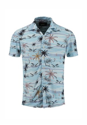 Camisa de botones de manga corta en azul claro con un patrón de palmeras tropicales, islas y veleros en tonos negros, rosas y amarillos.