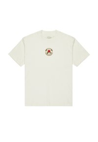 Camiseta de algodón blanca con mangas cortas y un escote redondo. Presenta un logo circular con un diseño de flor roja en el centro.