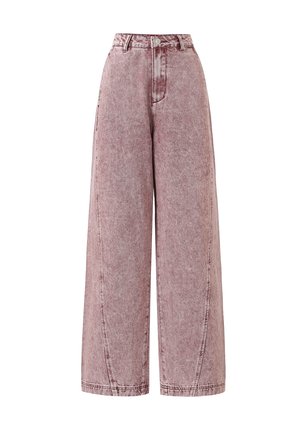 Jean à taille haute et pattes d'éléphant de couleur rose délavé, en denim avec des coutures visibles et un détail de poche avant.