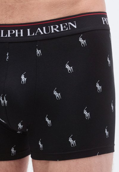 Svart bomullsboxershorts med rød og grå "RALPH LAUREN" midjebånd; har små hvite polospiller-logoer over hele stoffet.