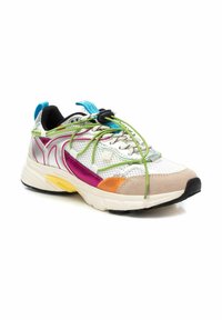 Zapatillas deportivas con parte superior de malla en plata y acentos vibrantes en rosa, naranja y azul. Punta redondeada, cordones verdes y diseño de múltiples texturas.