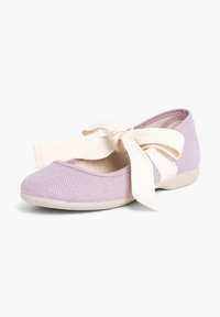 Helllila Netz-Ballerinas mit runder Zehenpartie, verfügen über eine flache Sohle und ein breites cremefarbenes Band, das vorn zu einer Schleife gebunden ist.