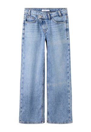 Jean denim bleu clair à jambes larges, poches avant, passants pour ceinture et fermeture par bouton sur fond blanc.