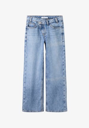 Lyseblå denimjeans med vide ben, forlommer, bæltestropper og knaplukning på en hvid baggrund.