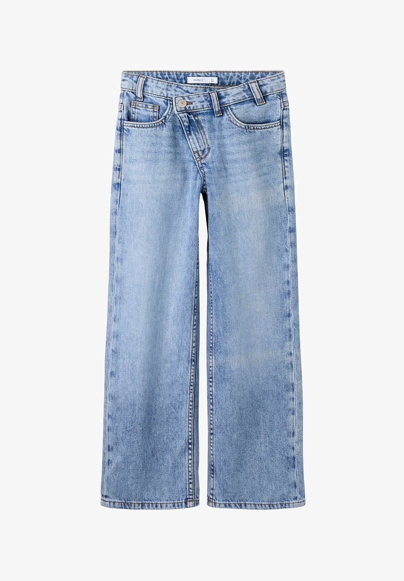 Lyseblå denimjeans med vide ben, forlommer, bæltestropper og knaplukning på en hvid baggrund.
