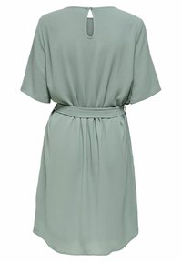 Hellgrünes Kurzarmkleid mit einem Taillengürtel und einem kleinen Rückenschlitz mit Knopfverschluss.