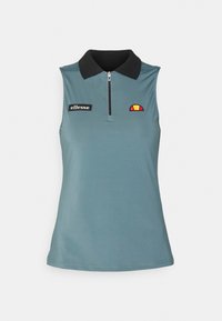 Ärmlös piké i blågrått tyg med svart krage, med en dragkedja framtill och logotypklistermärken i färg på bröstet.