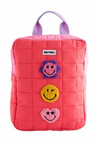 Quiltad korallryggsäck med lila accenter, försedd med tre texturerade smiley face-lappar i gult, rosa och lila. Två handtag på toppen.