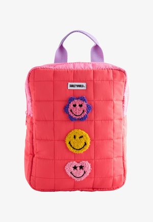 Quilted Korallenrucksack mit lila Akzenten, ausgestattet mit drei strukturierten Smiley-Gesicht-Patches in Gelb, Pink und Lila. Zwei obere Tragegriffe.
