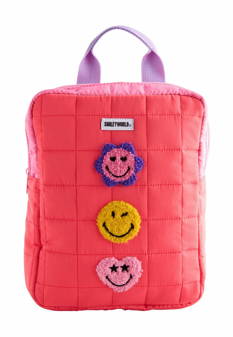 Quiltad korallryggsäck med lila accenter, försedd med tre texturerade smiley face-lappar i gult, rosa och lila. Två handtag på toppen.