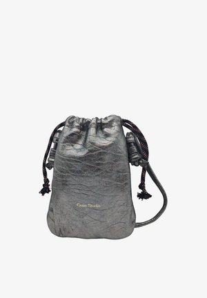 Petit sac en cuir gris métallique avec cordons noir et rouge, et « Craie Studio » imprimé en doré sur le devant.