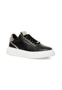 Mustad mustad spordijalats musta nahast pealsega, valge kummist tallaga, millel on metalse hõbedase aktsendi kant ja mustad paelad. 'Nine West' trükiga küljel.