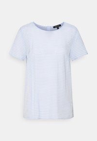 Top a maniche corte blu chiaro con righe orizzontali bianche, scollatura rotonda e tessuto in cotone morbido. Presenta un dettaglio di chiusura con bottone sul retro.