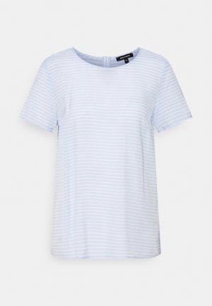 Haut léger bleu clair à manches courtes avec des rayures horizontales blanches, col rond et en tissu en coton doux. Présente un détail de fermeture à bouton au dos.