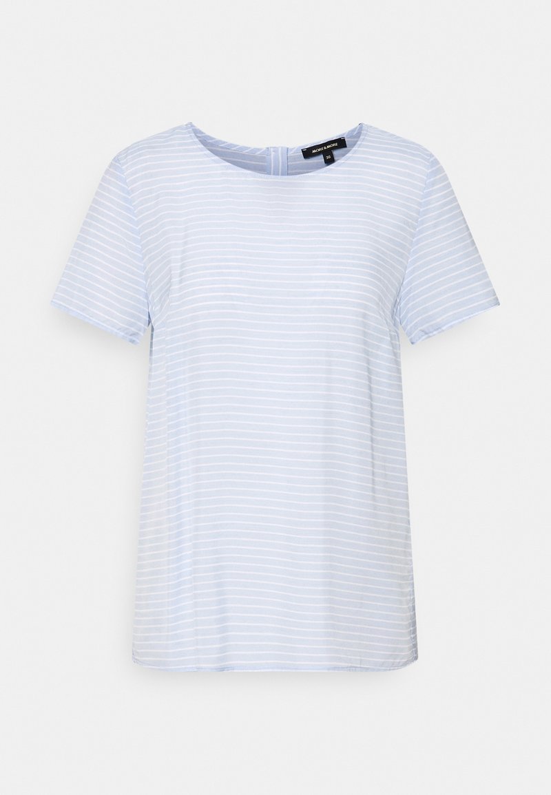 Top a maniche corte blu chiaro con righe orizzontali bianche, scollatura rotonda e tessuto in cotone morbido. Presenta un dettaglio di chiusura con bottone sul retro.
