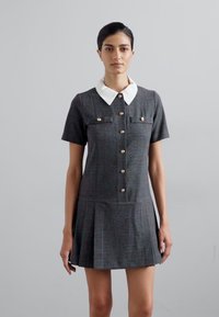 Rochie gri cu guler alb, mâneci scurte, două buzunare la piept și fustă pliată. Fabricată dintr-un material texturat.