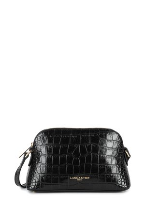 Borsa in vernice nera con texture a coccodrillo, chiusura con zip e tracolla rimovibile. Presenta un logo dorato sul frontale.