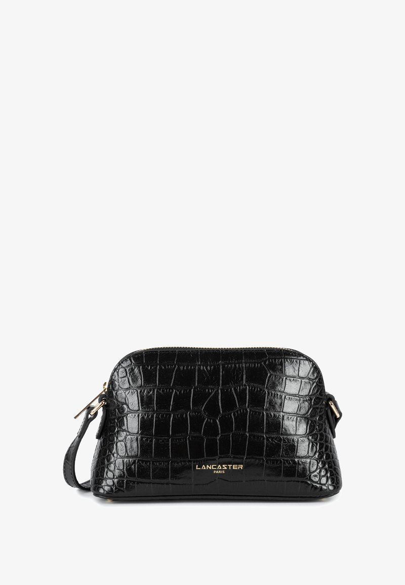 Borsa in vernice nera con texture a coccodrillo, chiusura con zip e tracolla rimovibile. Presenta un logo dorato sul frontale.