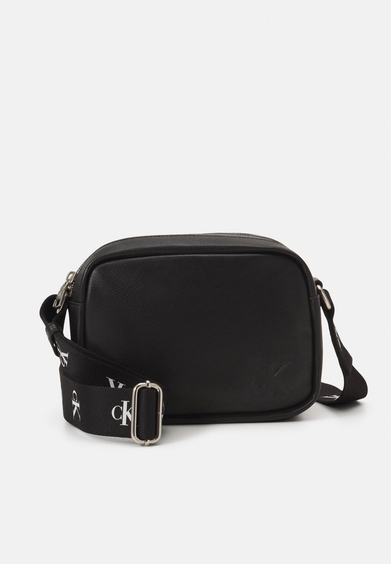 Borsa a tracolla in pelle nera con forma rettangolare, hardware in tonalità argento e tracolla regolabile con motivo logo.