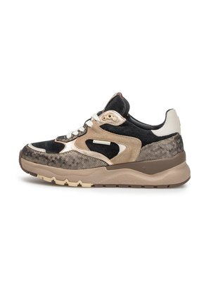 Casual sneaker in zwarte, beige en metallic tinten met witte veters en een getextureerde zool, gezien vanaf de buitenzijde.