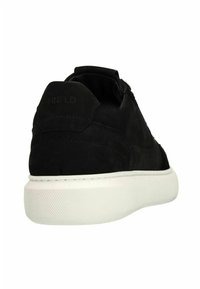 Zwarte suède sneaker met een witte rubberen zool, met een gladde textuur en subtiel logo detail op de hiel.