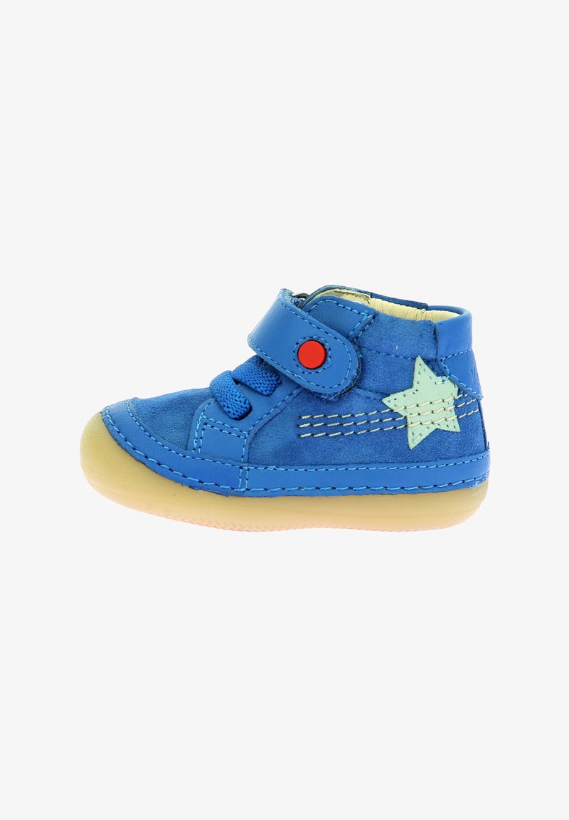 Stivale blu in suede con un accento a stella, cinturino in velcro e bottone rosso tondo. Presenta un morbido interno giallo e una leggera suola in gomma.