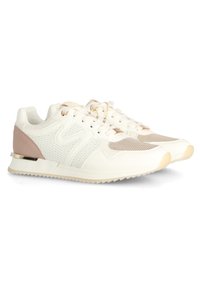 Paire de baskets décontractées beige et blanches avec des panneaux en mesh, des accents en cuir et des semelles en caoutchouc rainurées, présentées sur un fond blanc.
