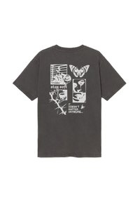 Σκούρο γκρι T-shirt με λευκά γραφικά σχέδια που περιλαμβάνουν μια πεταλούδα, πρόσωπα, συρματοπλέγματα και κείμενο με "stay soft" και "It doesn't matter anymore."
