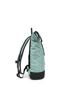 Mochila verde claro con tapa enrollable, patrón geométrico de cubos, base negra, correas de hombro acolchadas y bolsillo de malla lateral, vista de lado.