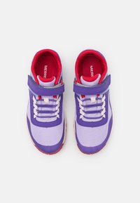 Scarpe atletiche viola con tomaia in rete, fascia in Velcro e profilo rosso a contrasto. Presentano lacci bianchi e suola texturizzata per una migliore presa.