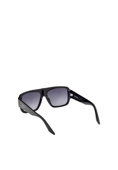 Czarne okulary przeciwsłoneczne z gradientowymi szarymi soczewkami. Ramki są błyszczące, prostokątne i mają logo po boku z prostymi, szerokimi zausznikami.