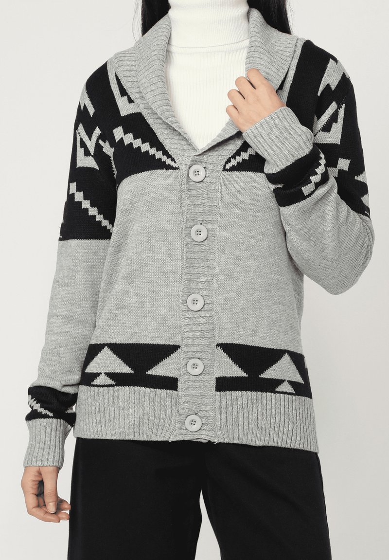 Cardigan gris y negro con cuello de chal, patrones geométricos, cierre con botones en la parte delantera y puños acanalados. Fabricado en un material de punto suave.
