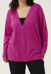 V-ringad, långärmad cardigan i klar magenta, tillverkad av mjukt tyg, med en knappstängning framtill och en avslappnad passform.