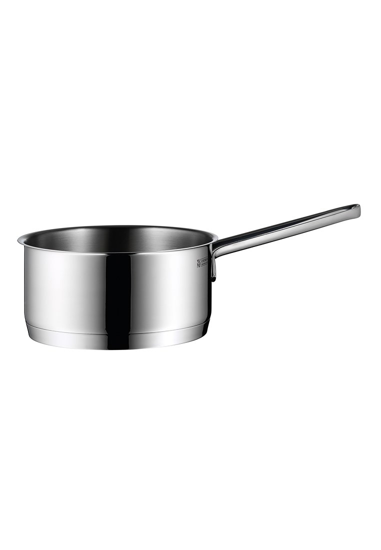 Casserole en acier inoxydable avec une surface lisse et polie, une longue poignée et un corps rond ; sans motifs ni accents visibles.