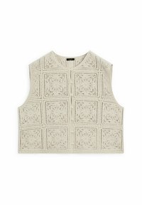 Ärmlös beige virkad väst med blommiga fyrkantiga mönster och framknäppning på en vit bakgrund.