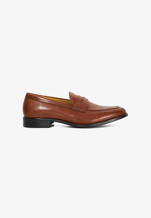 Mocassin en cuir marron avec une finition lisse, un bout arrondi et un détail de couture discret sur le dessus, monté sur un petit talon noir.