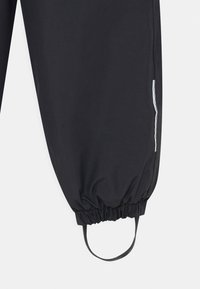 Svarta joggerbyxor med elastiska muddar och en sidoficka med dragkedja. Tillverkade av smidigt tyg med slim fit och minimalistisk design.