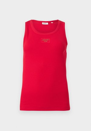 Débardeur sans manches rouge côtelé avec col rond, présentant un petit patch rectangulaire du logo "JOOP! JEANS" au centre de la poitrine.
