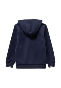 Felpa blu navy con tessuto testurizzato, dotata di tasca a marsupio, polsini a costine e cappuccio con cordino. Linee pulite con un design minimalista.