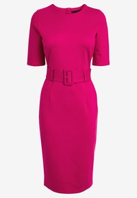 Fuchsia enganierter Kleid mit rundem Ausschnitt, kurzen Ärmeln und einem breiten Gürtel mit rechteckiger Schnalle, aus einem glatten, dehnbaren Stoff gefertigt.