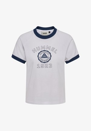Wit sport-T-shirt met korte mouwen, met een marineblauwe kraag en manchetten, met "HUMMEL 1923" en een cirkelvormig "Authentic Sportswear" logo op de voorkant.