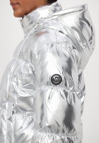 MICHAEL Michael Kors HOODED HIGH SHINE JACKET - Casaco de inverno - metallic silver