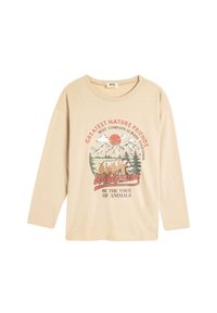 Beżowa, długorękawowa koszula z miękkiej bawełny z graficznym wzorem w stylu vintage, przedstawiającym góry, niedźwiedzia i tekst o naturze. Okrągły dekolt i luźny krój.