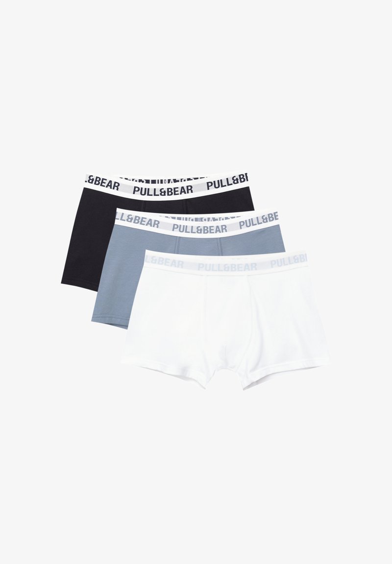 Három pár Pull&Bear boxer alsónadrág fekete, világoskék és fehér színben, elasztikus derékpánttal, amelyek márkás szöveggel díszítettek. Pamut anyag, sima felület.