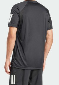 Camiseta deportiva negra para hombre de manga corta, hecha de una tela suave y transpirable. Presenta un acento de logo en contraste en el hombro izquierdo.
