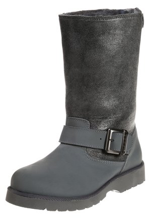 Keskipitkä harmaa saapas, jossa on teksturoitu päällinen, sileä alaosa, paksu pohja ja sivulla säädettävä hihna metallisoljella.