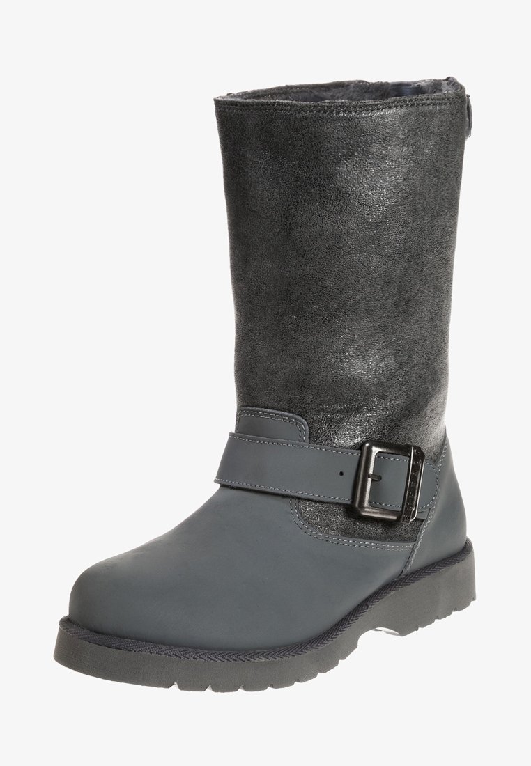 Botte grise mi-mollet avec tige texturée, partie inférieure lisse, semelle épaisse et sangle réglable avec boucle métallique sur le côté.