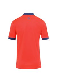 Rotes Polo-Shirt mit blauer Kragen, kurzen Ärmeln und Logo auf der Rückseite. Glatte Textur, lässige Passform, geeignet für den täglichen Gebrauch.