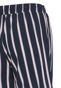 Pantalon bleu marine avec des rayures verticales blanches et roses, taille élastique, et une poche latérale visible sur le côté droit.