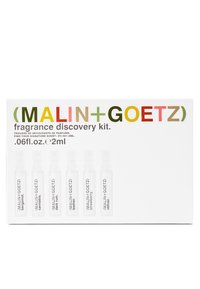 Duft-Entdeckungsset mit sechs klaren Fläschchen, die beschriftet sind; die Box hat mehrfarbigen Text auf weißem Hintergrund, der die Marke und den Inhalt angibt.